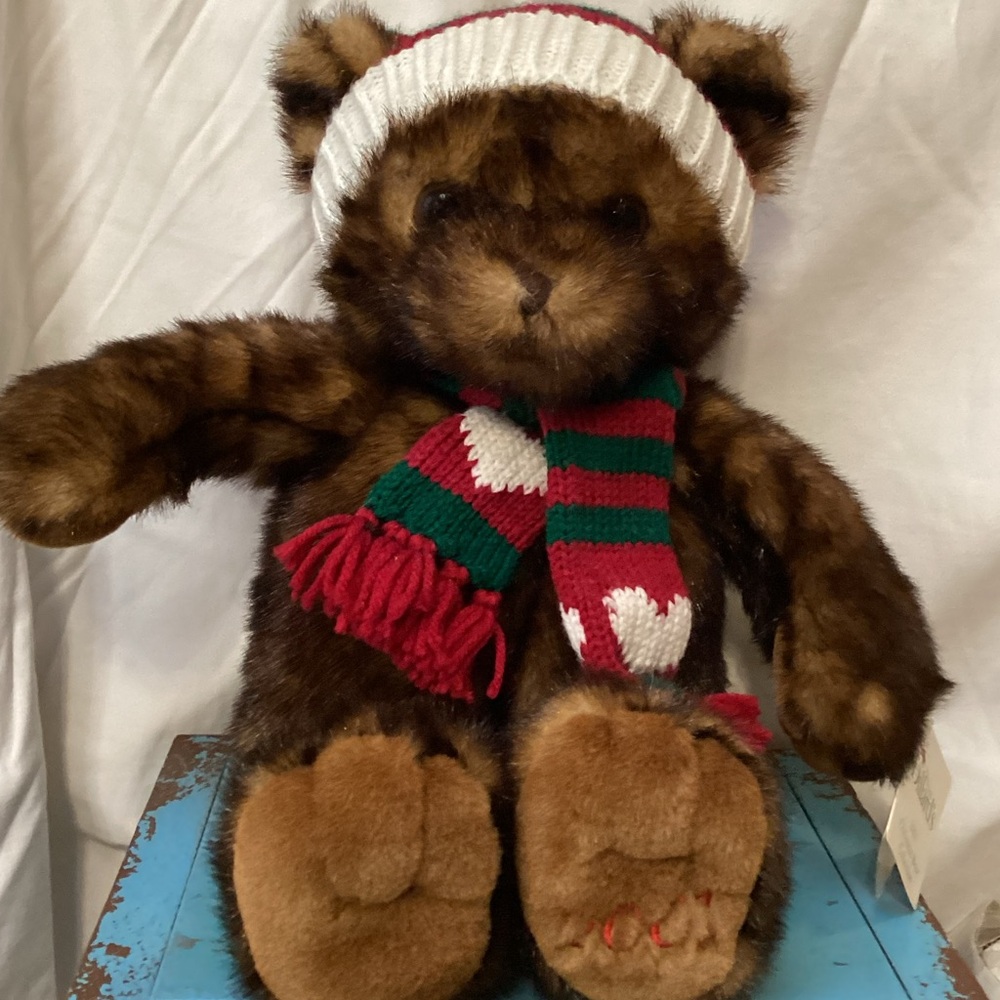 Dilliards 2001 
Christmas Bear With Tags
With Tags still attached 
19” Tall